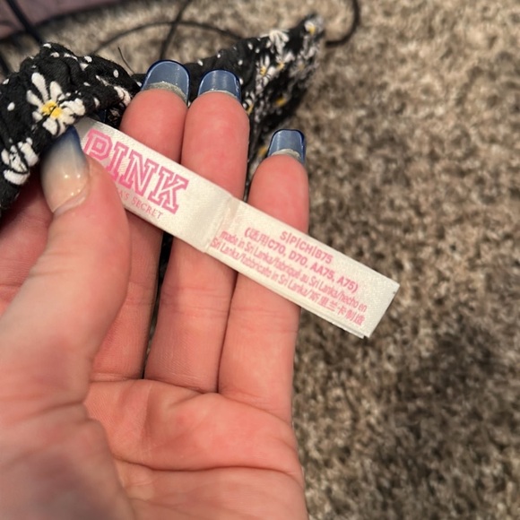 Victoria’s Secret pink bra bundle used - Picture 5 of 6